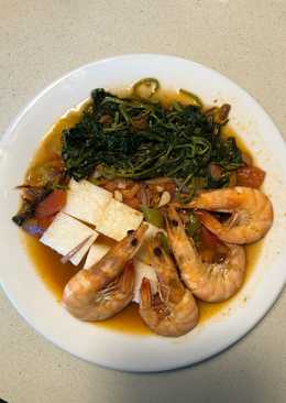 Lontong siram kangkung dan udang kuah tauco