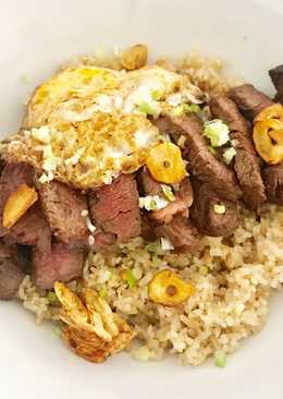 Nasi goreng bawang putih dengan daging steak