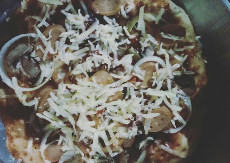 gambar untuk cara membuat Pizza homemade with onion mashroom and cheese