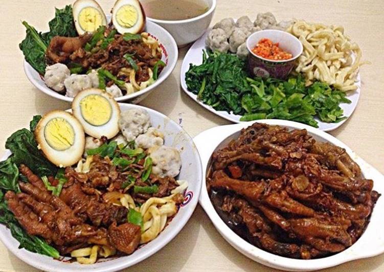 resep lengkap untuk Mie ayam / Yamien ceker dengan daging dan kuah ayam kampung