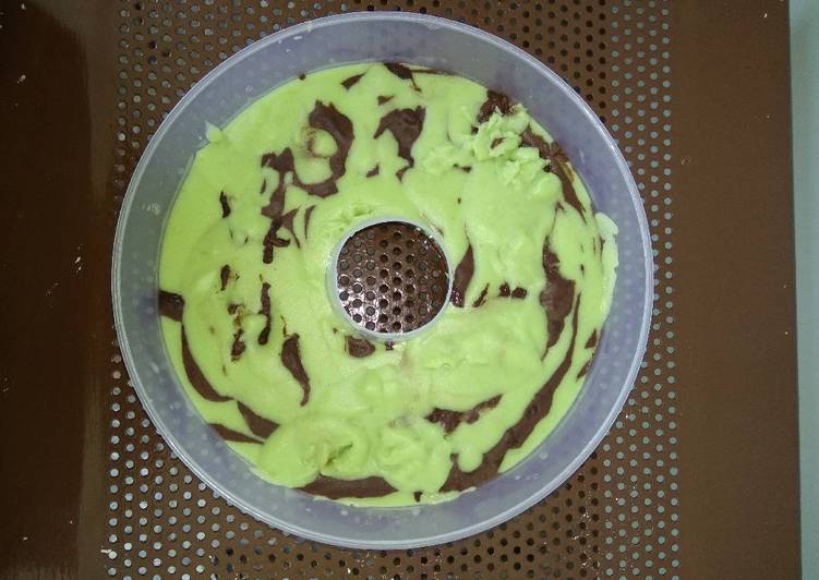 bahan dan cara membuat Puding roti tawar pandan coklat