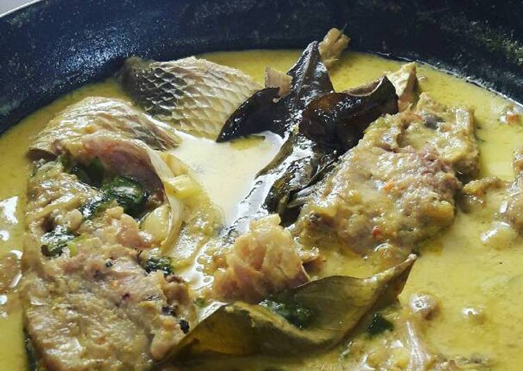 Resep Ikan kakap bumbu kuning Dari Wulan Permata Intan