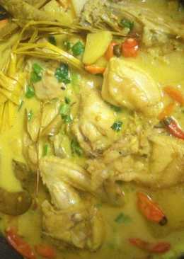 Opor ayam bumbu kuning