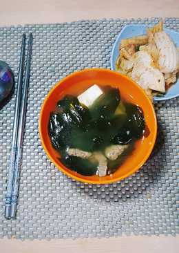 Miyeok-guk (sup rumput laut aka korean birthday soup)