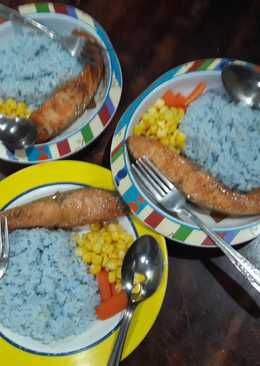 Nasi Uduk biru bunga telang Magic Com dengan Salmon Panggang Bbq