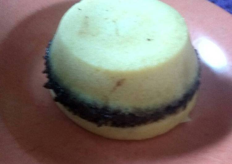 gambar untuk resep Mini Vanilla Cake Lapis Chocolate (No Mixer, No Oven)