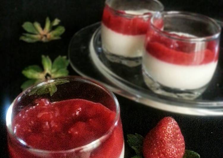 Pannacotta vanilla with strawberry coulis (segernyaaaa^^)