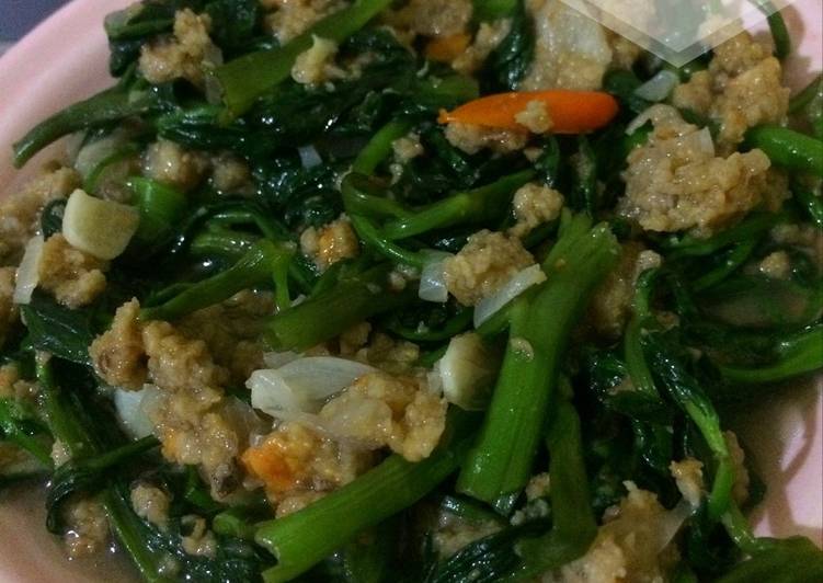 gambar untuk resep Tumis kangkung oncom pedas