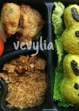 Yellow rice bento (bento nasi kuning)