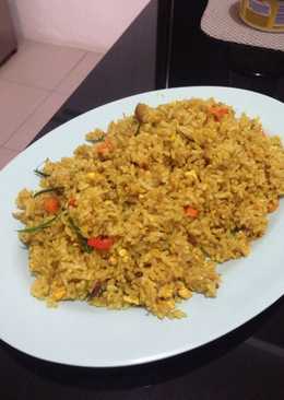 Nasi goreng kunyit tuna aroma daun jeruk