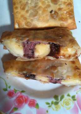 Martabak kulit pangsit isi piscokpetam (pisang coklat tape ketan hitam)