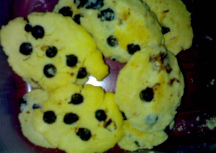 bahan dan cara membuat Chocochip cookies praktis with magic com :*