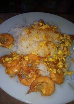 Udang bumbu kuning acak telur