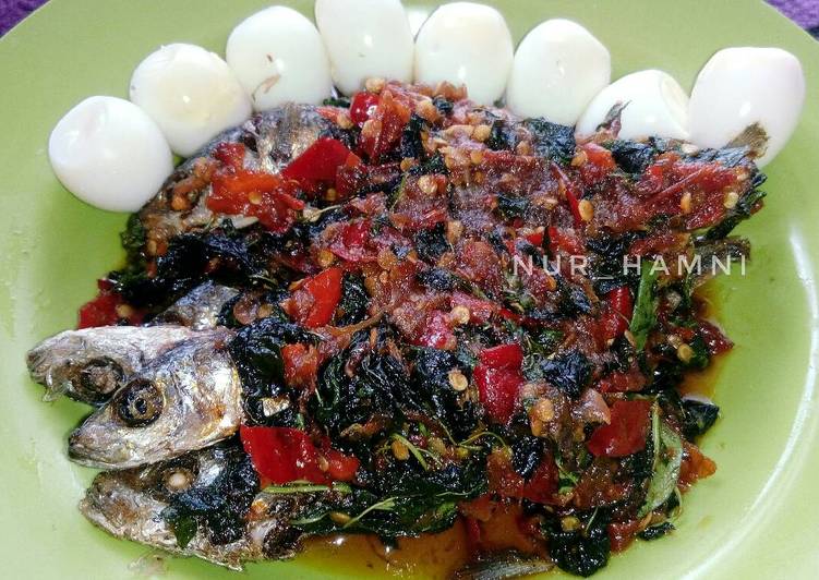 bahan dan cara membuat Ikan pindang sambal kemangi goreng