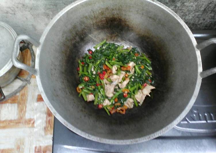 resep makanan Tumis Kangkung Pedas isi Paha Ayam cincang