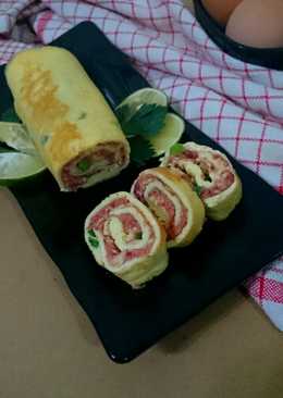 Omelette Roulade with vegetable and cornett beef 