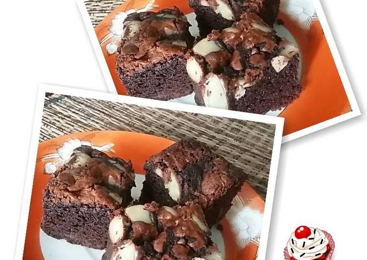 gambar untuk resep Triple Choco Brownies Sungai Chocolatozzz by Ummu Allegra