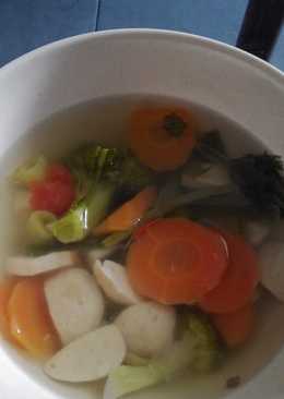 Sup bening brokoli bakso