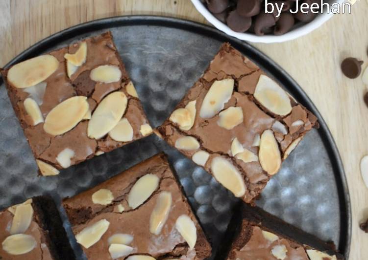 bahan dan cara membuat Almond Chocolate Chips Brownies