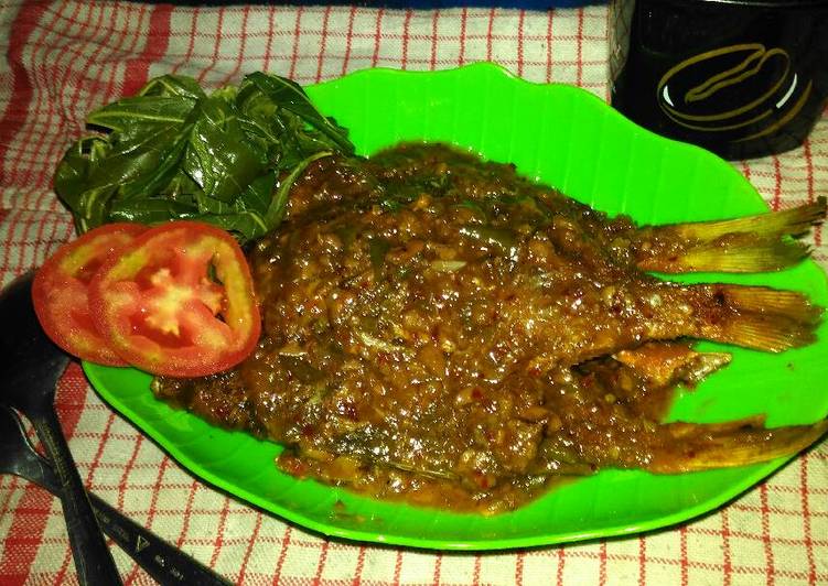 cara membuat Ikan goreng saus taucho