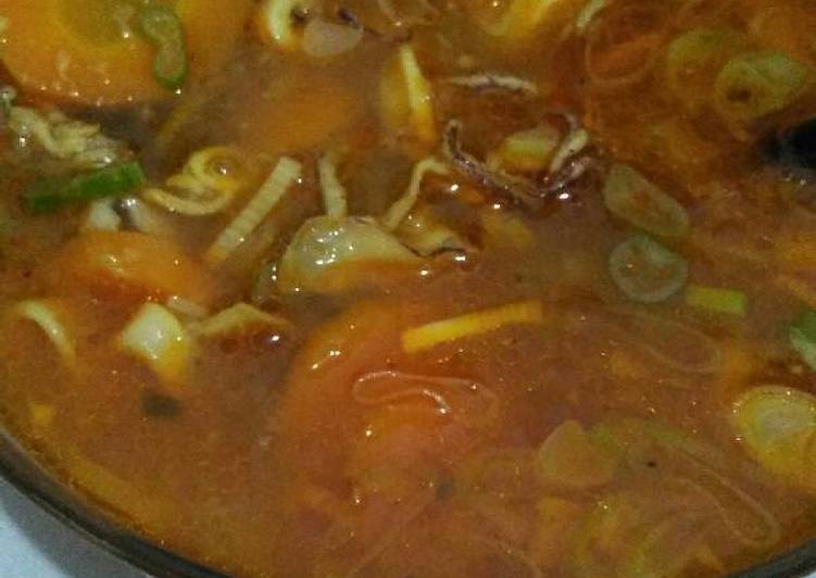 bahan dan cara membuat Sop tomyam kw