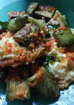 Sambal terong hijau dan telur ceplok