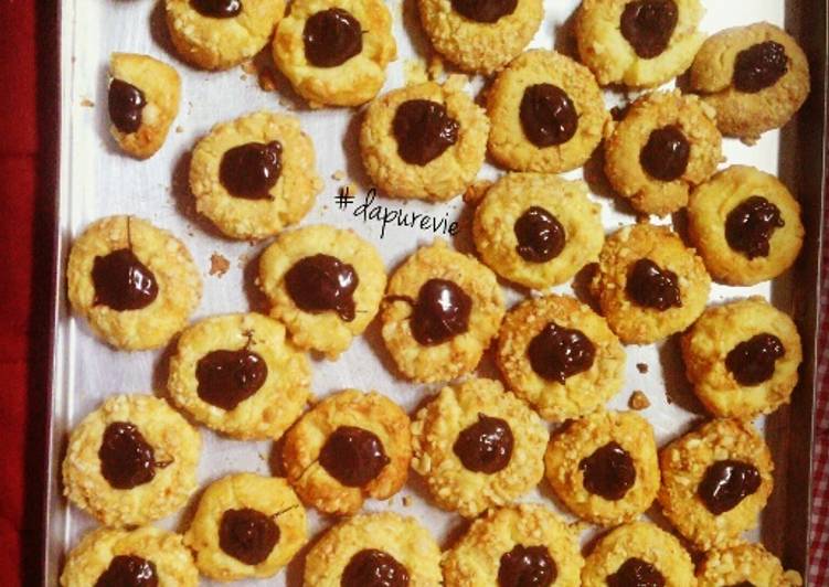 gambar untuk resep makanan Peanut choco thumbprint cookies