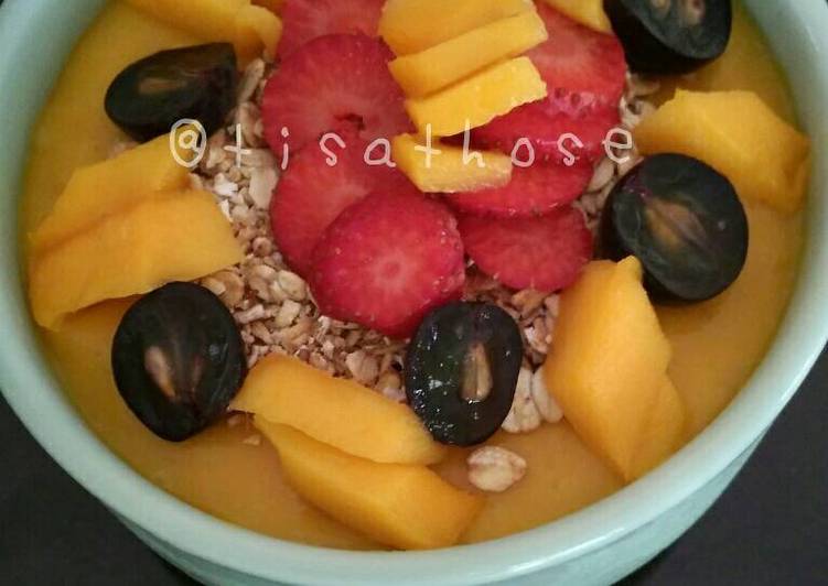 Resep Overnight oats with mango smoothies, strawberry, grape & granola