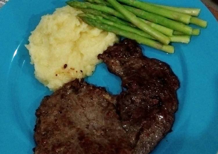 Resep Pan Fried Steak dengan Mashed Potato dan Steamed Asparagus Karya
Marietta Wirawan