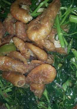 Tumis kangkung campur udang tepung