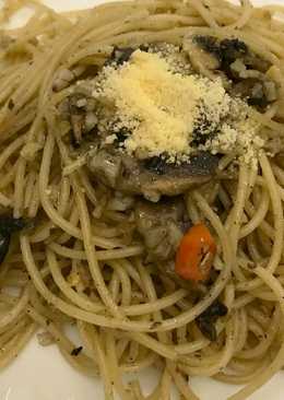 Spaghetti aglio-olio mushroom spicy