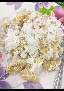 Pisang rebus tabur kelapa (masakan rumah sederhana)