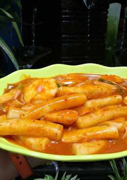 Tteokbokki (Stir-fried rice cake)