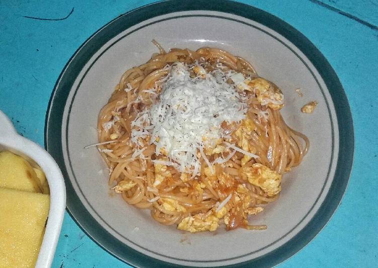 resep makanan Spaghetti telur orak arik pedas ala anak kos ??