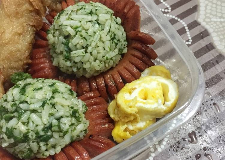 gambar untuk resep Nasi Goreng Bayam (Bekal Anak)