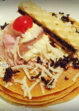 Pancake with Strawberry Ice Cream and Crunchy Waffel