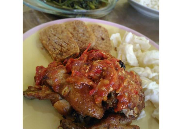 gambar untuk resep Ayam Penyet Lembut Enak + Sambal Terasi Pedas