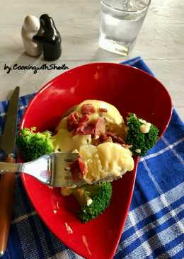 Baked Potato with Broccoli and Cheese Sauce