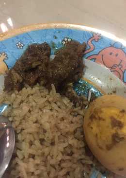 Nasi kebuli dengan semur daging sapi dan telur