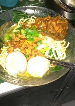 Mie Â ayam bakso gerobak pinggir jalan