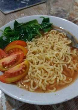 Mie Kuah Tomat dan Bayam