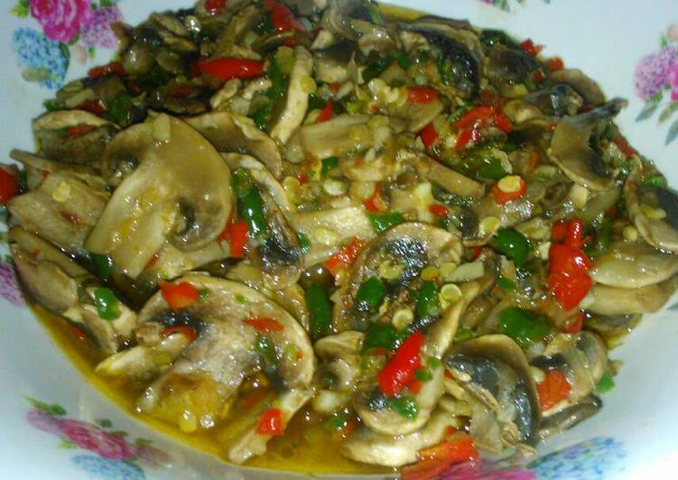 bahan dan cara membuat Tumis Jamur Kancing