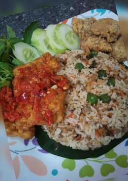 Nasi tutug oncom tempe penyet kulit ayam