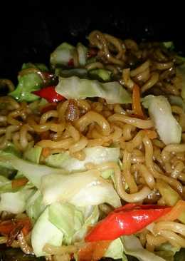 Mie goreng workol (wortel dan kol)