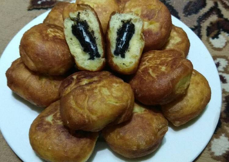 cara membuat Donat goreng isi oreo