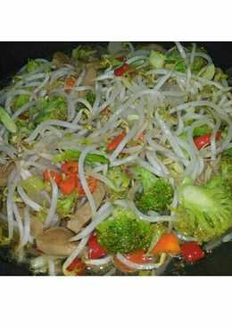 Tumis tauge mix brokoli + bakso pedas