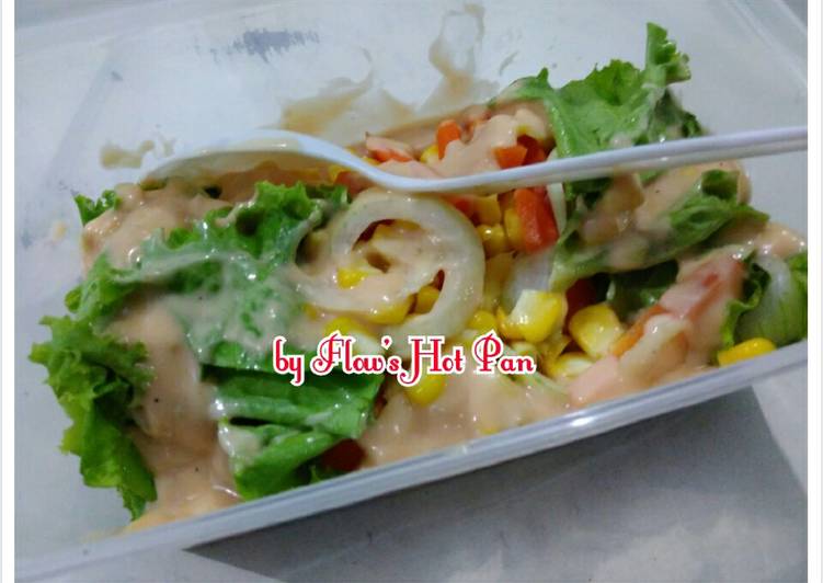 cara membuat Salad with Thousand Island Dressing