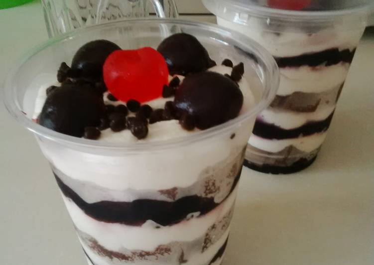 Resep Black Forest in cup Karya Herlina Widyastuti