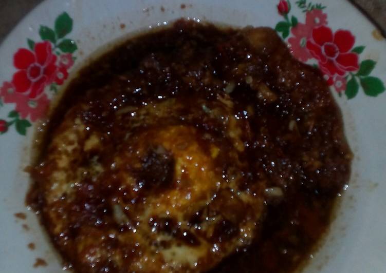 bahan dan cara membuat Semur telur ceplok kecap manis