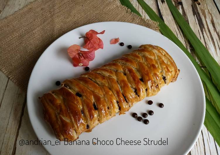 bahan dan cara membuat Banana Choco Cheese Strudel